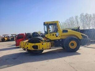Bomag BW 220D-40 - Compactador de asfalto: foto 1 Bomag BW 220D-40 - Compactador de asfalto: foto 1