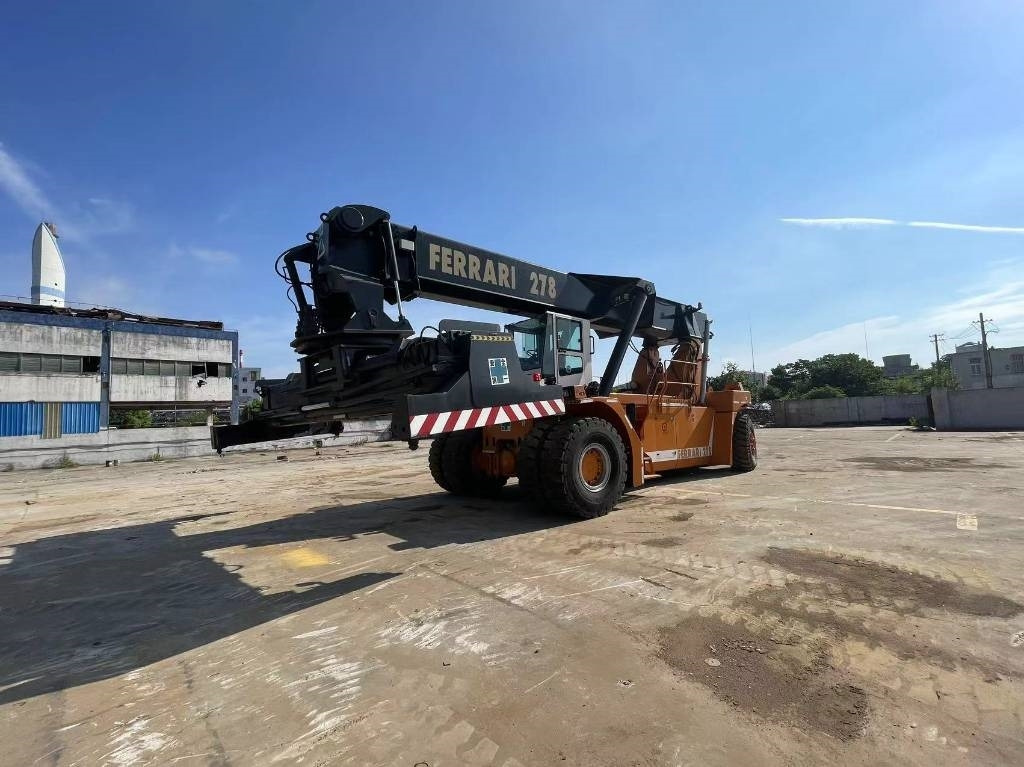 CVS Ferrari F 278.6 - Reachstacker porta contentores: foto 1 CVS Ferrari F 278.6 - Reachstacker porta contentores: foto 1