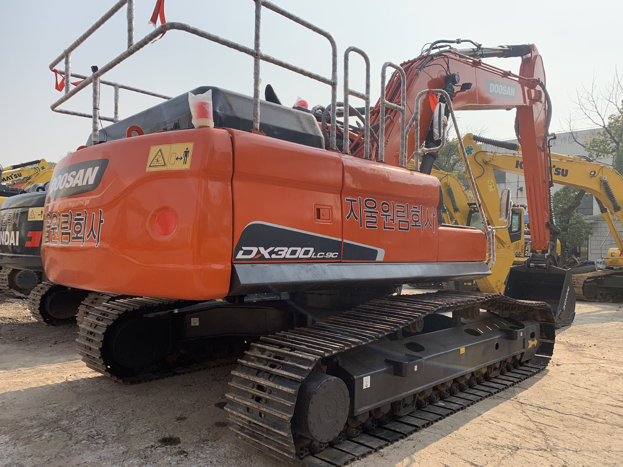 DOOSAN DX300LC-9C - Escavadeira de rodas: foto 1 DOOSAN DX300LC-9C - Escavadeira de rodas: foto 1