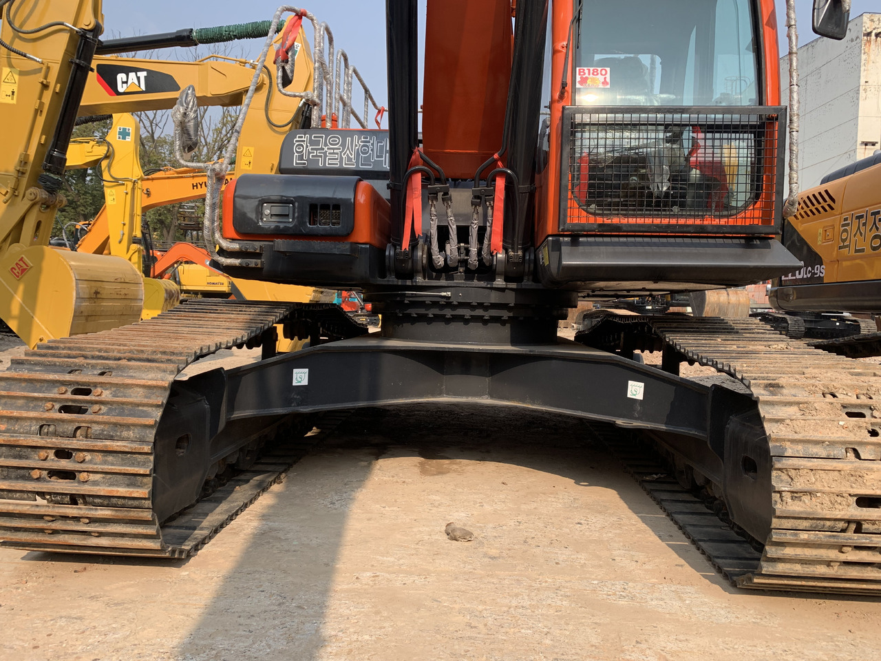 DOOSAN DX300LC-9C - Escavadeira de rodas: foto 4 DOOSAN DX300LC-9C - Escavadeira de rodas: foto 4