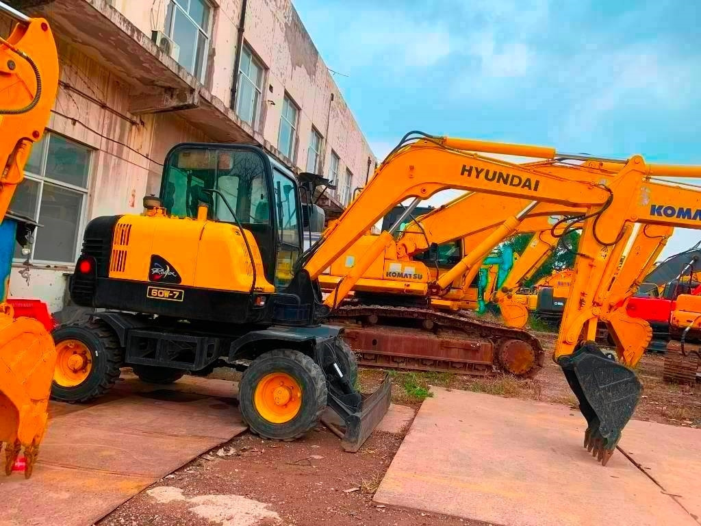 Hyundai Robex 60 W-7 - Escavadeira de rodas: foto 1 Hyundai Robex 60 W-7 - Escavadeira de rodas: foto 1