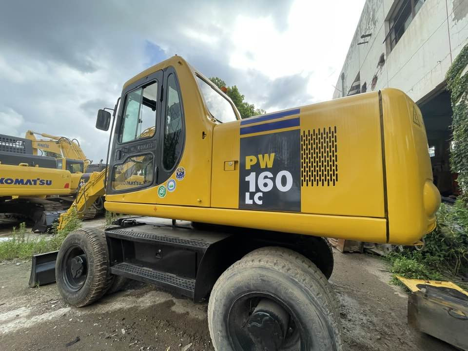 Komatsu PC160LC - Escavadeira de rodas: foto 1 Komatsu PC160LC - Escavadeira de rodas: foto 1