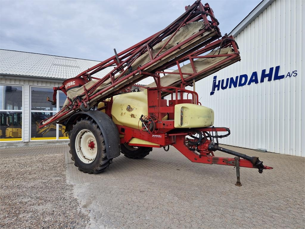 Hardi COMMANDER 2800 TWIN - Pulverizador de arrastar: foto 1 Hardi COMMANDER 2800 TWIN - Pulverizador de arrastar: foto 1