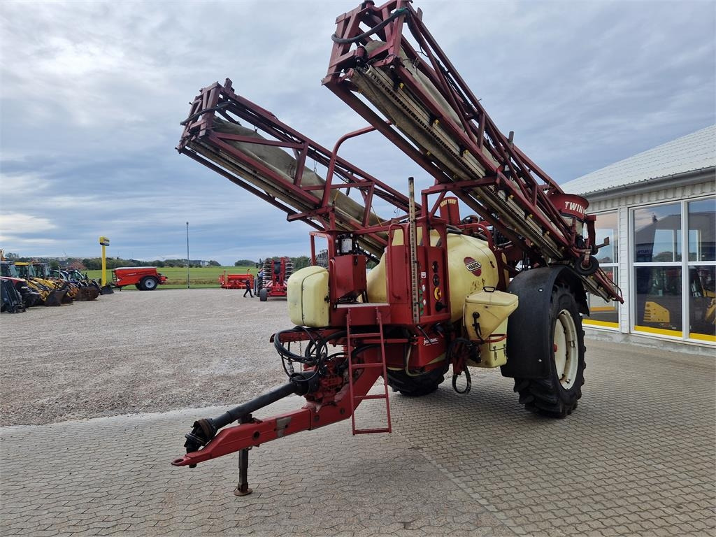 Hardi COMMANDER 2800 TWIN - Pulverizador de arrastar: foto 2 Hardi COMMANDER 2800 TWIN - Pulverizador de arrastar: foto 2