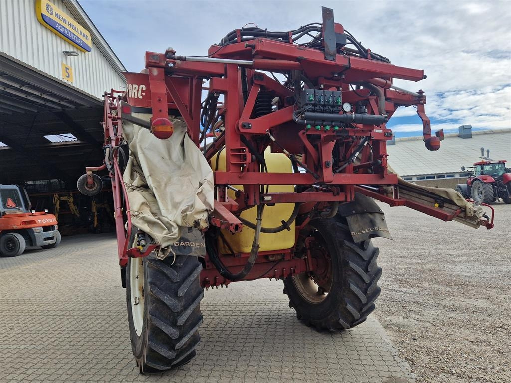 Hardi COMMANDER 2800 TWIN - Pulverizador de arrastar: foto 4 Hardi COMMANDER 2800 TWIN - Pulverizador de arrastar: foto 4