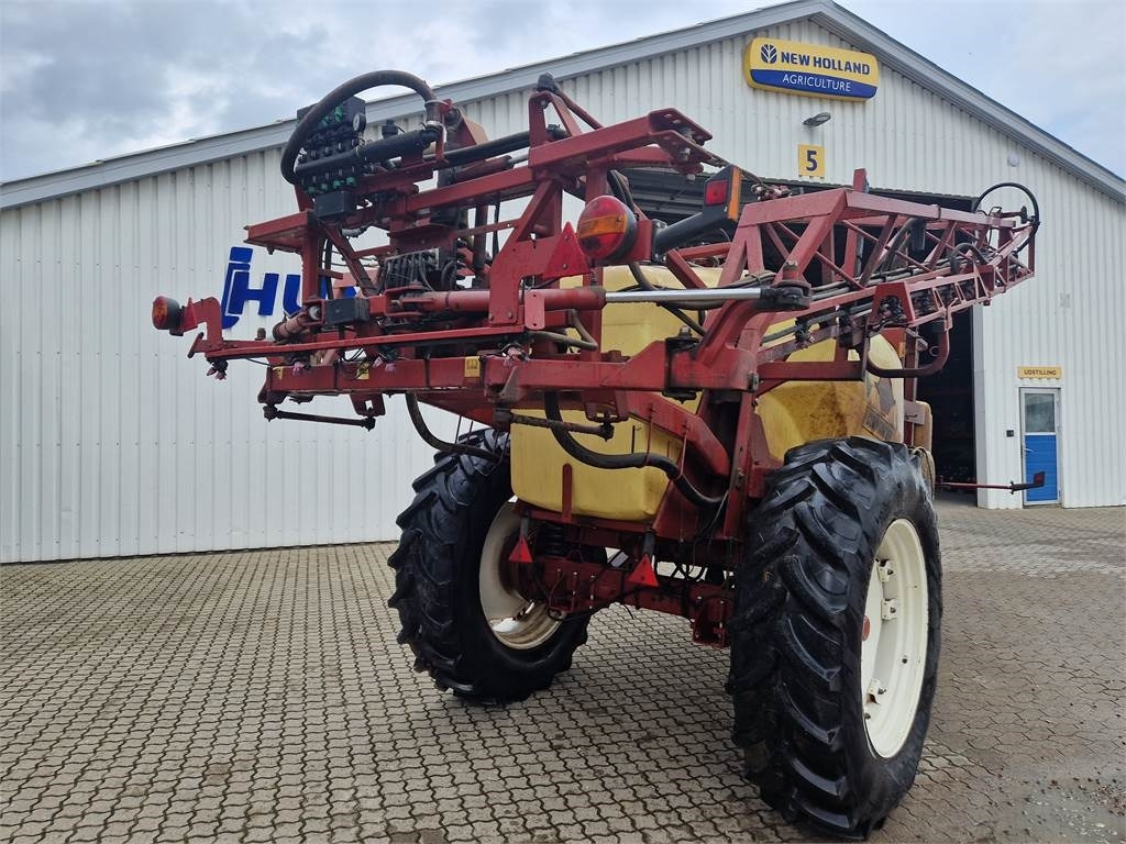 Hardi COMMANDER 4200L - Pulverizador de arrastar: foto 4 Hardi COMMANDER 4200L - Pulverizador de arrastar: foto 4
