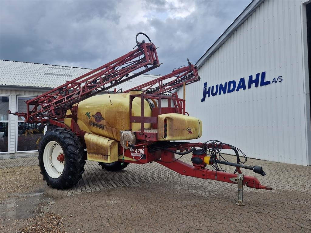 Hardi COMMANDER 4200L - Pulverizador de arrastar: foto 1 Hardi COMMANDER 4200L - Pulverizador de arrastar: foto 1