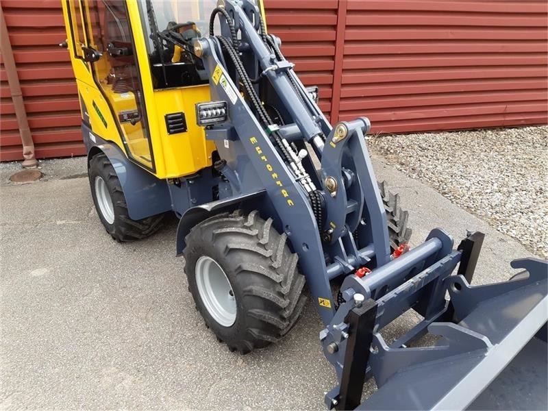 Eurotrac W11 med lang arm, førerhus, skovl og gafler - Carregadeira articulada: foto 2 Eurotrac W11 med lang arm, førerhus, skovl og gafler - Carregadeira articulada: foto 2