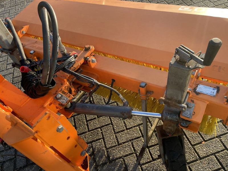 Nesbo Veegmachine HF1600S - Vassoura de Veículo municipal/ Especial: foto 4 Nesbo Veegmachine HF1600S - Vassoura de Veículo municipal/ Especial: foto 4