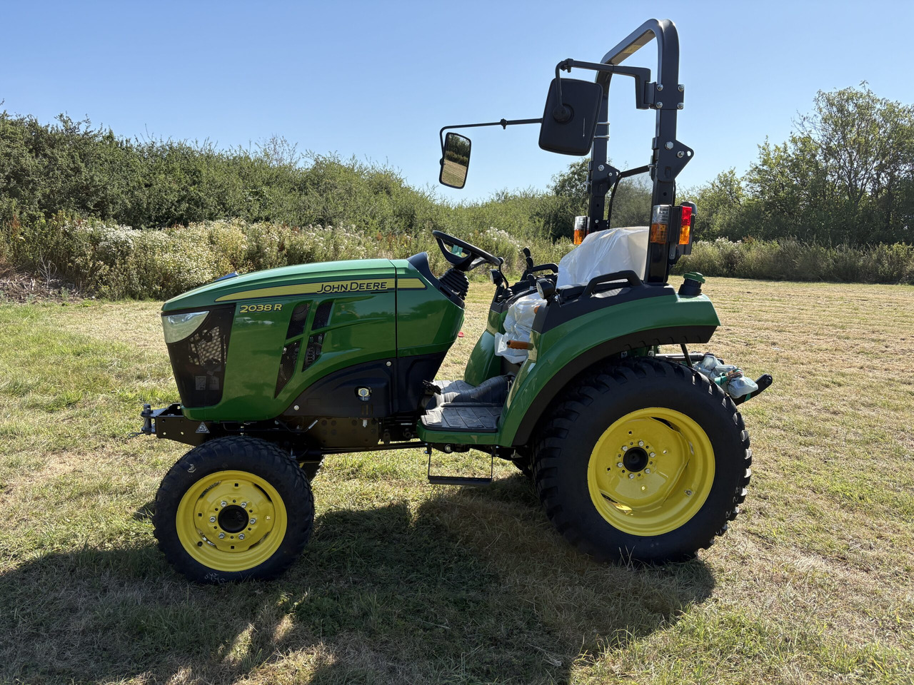 John Deere 2038R Compact Tractor - Mini trator: foto 1 John Deere 2038R Compact Tractor - Mini trator: foto 1