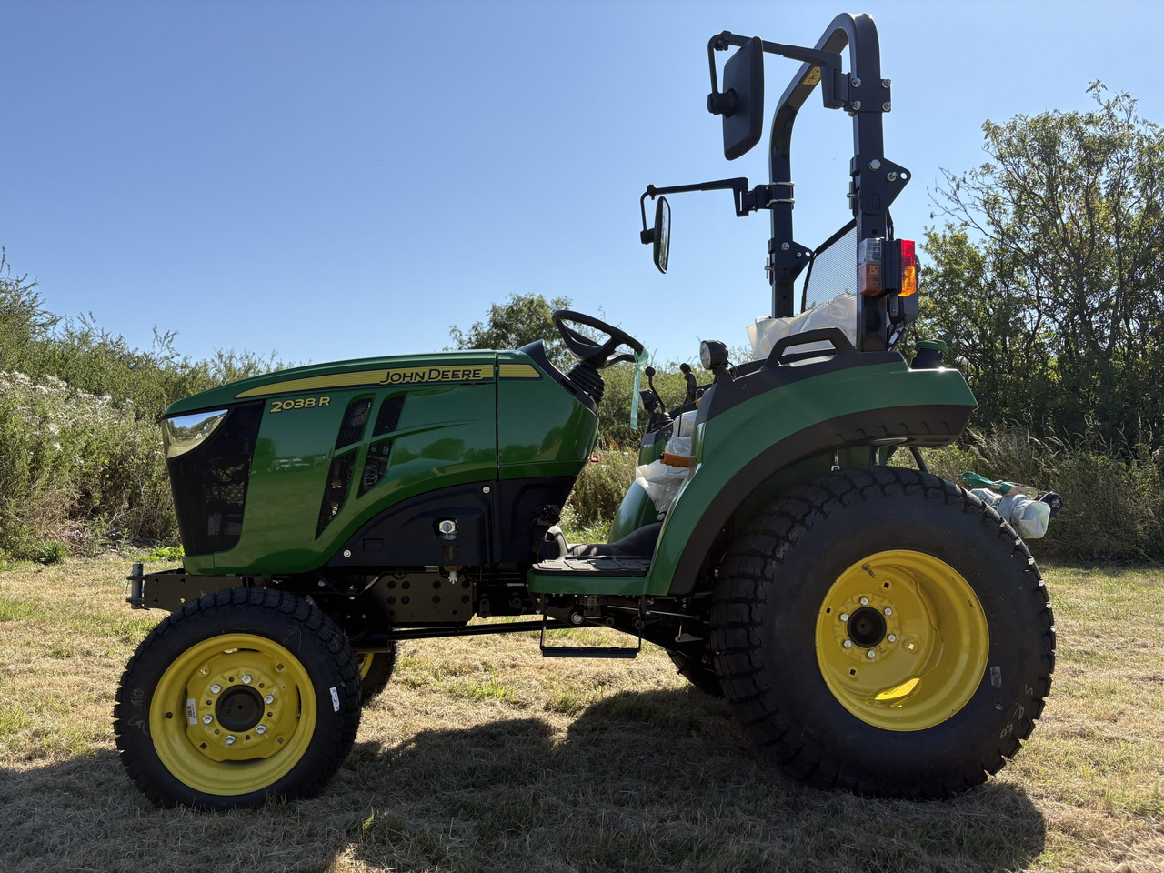 John Deere 2038R Compact Tractor - Mini trator: foto 1 John Deere 2038R Compact Tractor - Mini trator: foto 1