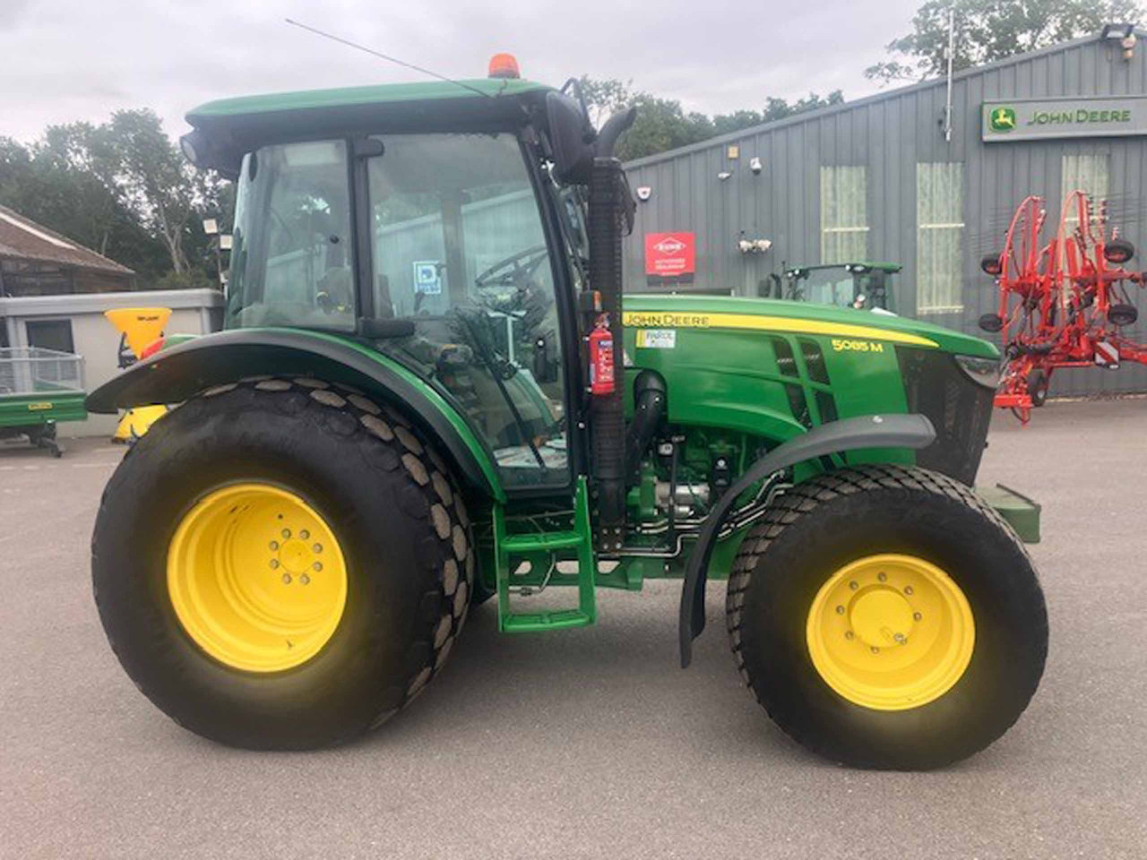 John Deere 5085M - Trator: foto 5 John Deere 5085M - Trator: foto 5