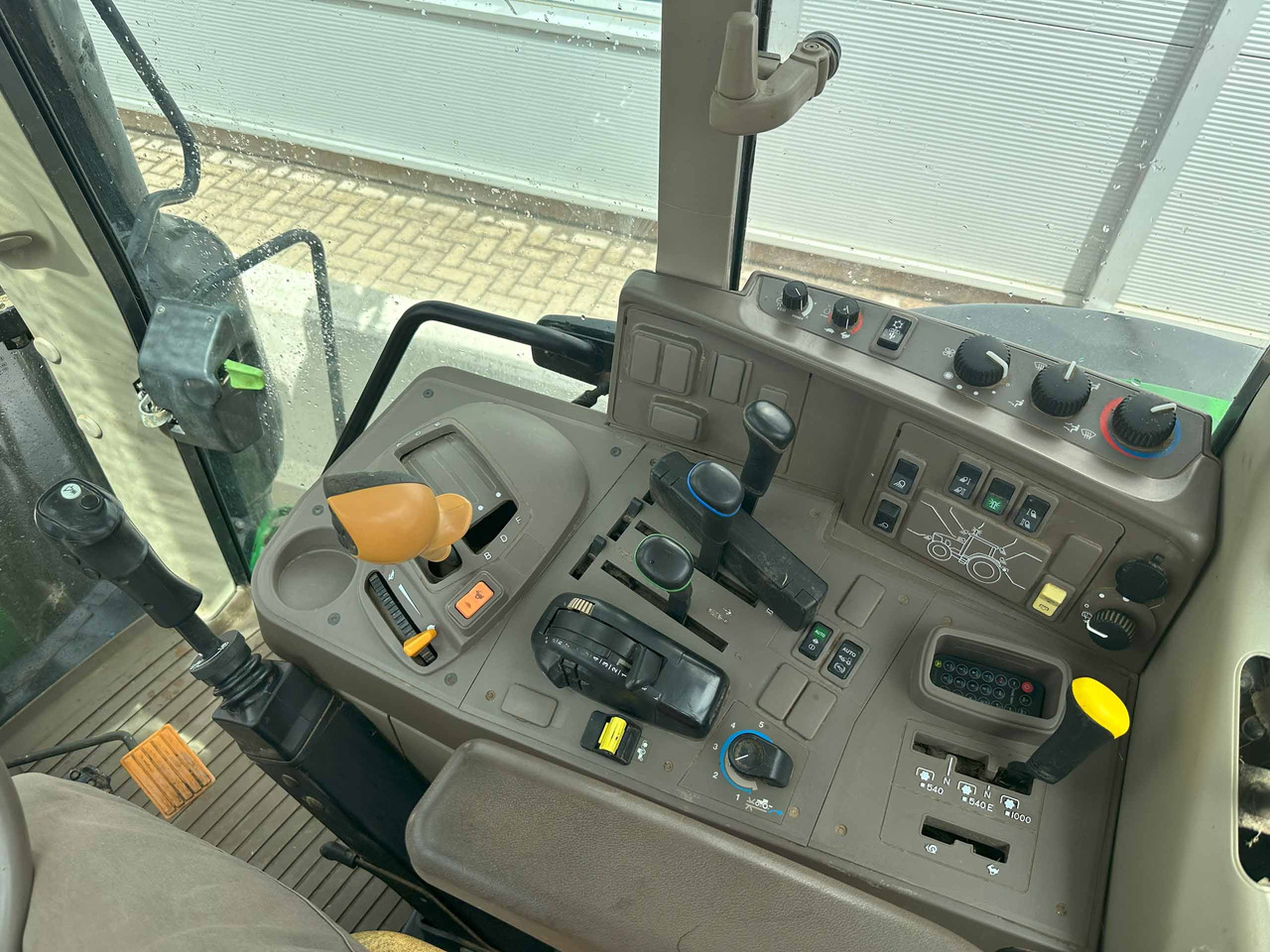 Trator John Deere 6130M: foto 17