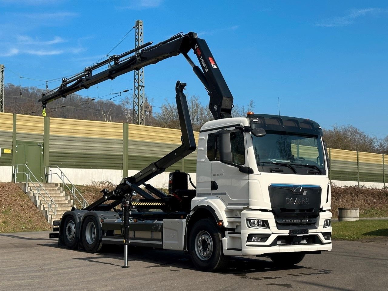 MAN TGS 26.470 6x2 Abrollkipper + Kran Hiab 228-4 - Caminhão polibenne, Caminhão grua: foto 1 MAN TGS 26.470 6x2 Abrollkipper + Kran Hiab 228-4 - Caminhão polibenne, Caminhão grua: foto 1