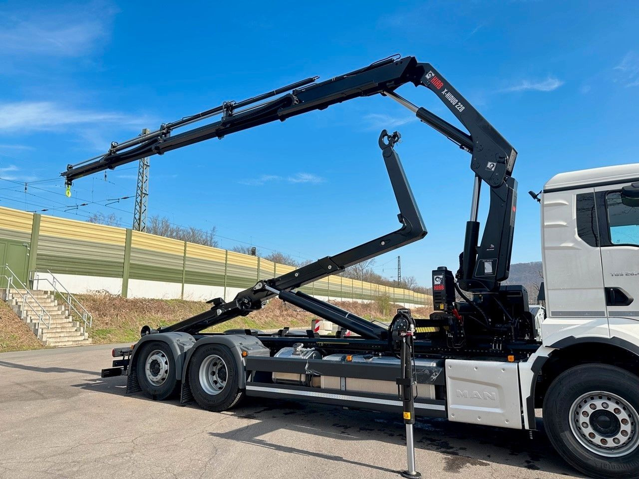 MAN TGS 26.470 6x2 Abrollkipper + Kran Hiab 228-4 - Caminhão polibenne, Caminhão grua: foto 2 MAN TGS 26.470 6x2 Abrollkipper + Kran Hiab 228-4 - Caminhão polibenne, Caminhão grua: foto 2