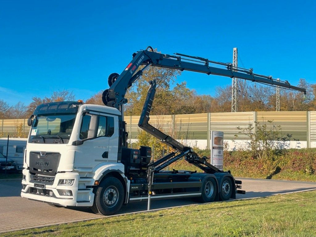 MAN TGS 26.470 6x2 Abrollkipper + Kran Hiab 228-6 - Caminhão polibenne, Caminhão grua: foto 1 MAN TGS 26.470 6x2 Abrollkipper + Kran Hiab 228-6 - Caminhão polibenne, Caminhão grua: foto 1