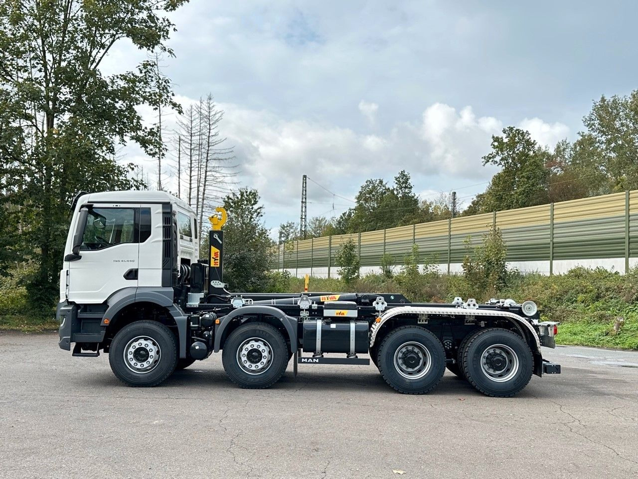 MAN TGS 41.440 8x4 Euro6e Hyva 26-55 Abrollkipper - Caminhão polibenne: foto 2 MAN TGS 41.440 8x4 Euro6e Hyva 26-55 Abrollkipper - Caminhão polibenne: foto 2