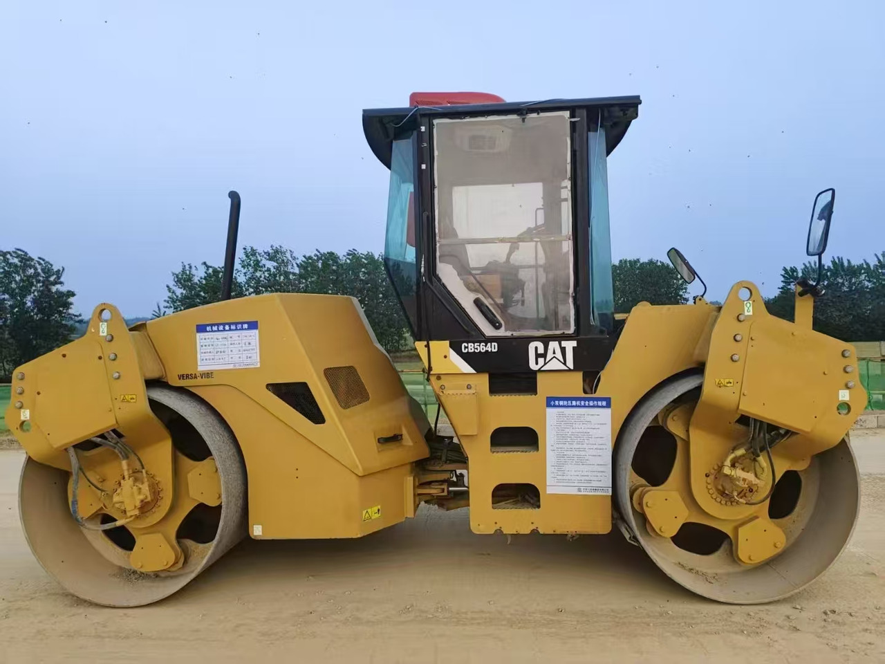 CATERPILLAR CB564D - Compactador de asfalto: foto 1 CATERPILLAR CB564D - Compactador de asfalto: foto 1