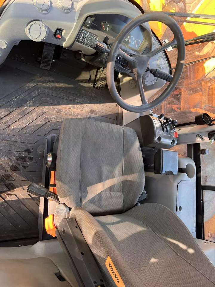 Hot Sale Used VOLVO L120GZ Loader Construction Machinery High Quality Loader VOLVO - Carregadeira de rodas: foto 4 Hot Sale Used VOLVO L120GZ Loader Construction Machinery High Quality Loader VOLVO - Carregadeira de rodas: foto 4