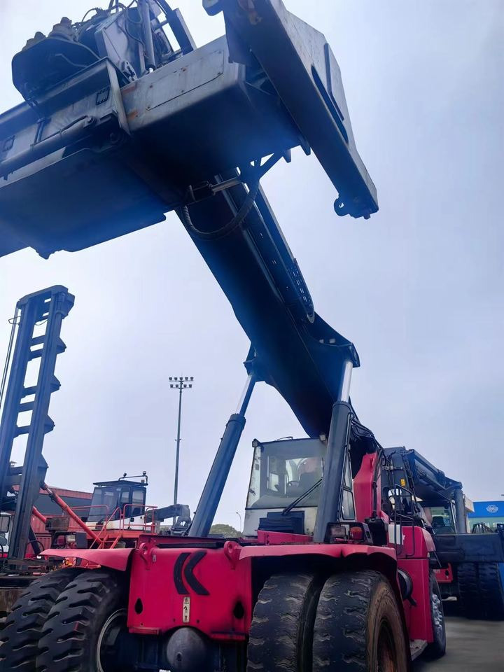 Low Priced Used Kalmar 45Ton Reach Stacker DRD450 DRF450 DRT450 Containers Engine Pump Motor Bearing Core Components Included - Reachstacker porta contentores: foto 4 Low Priced Used Kalmar 45Ton Reach Stacker DRD450 DRF450 DRT450 Containers Engine Pump Motor Bearing Core Components Included - Reachstacker porta contentores: foto 4