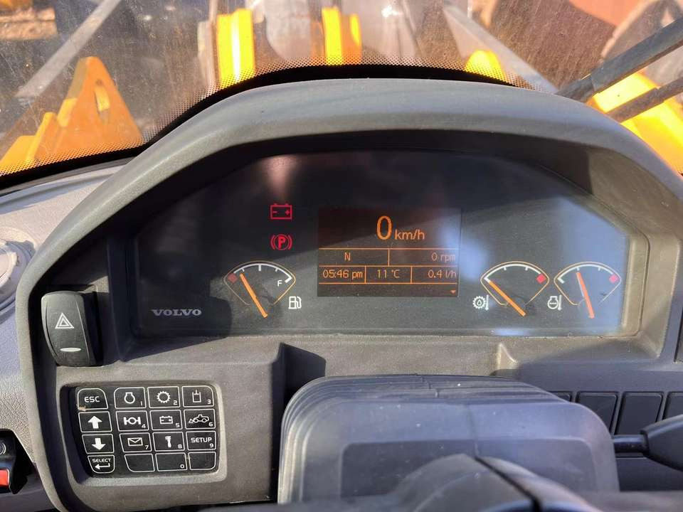 Used Volvo L120GZ 6 Ton Capacity Wheel Loader Available for Sale - Carregadeira de rodas: foto 5 Used Volvo L120GZ 6 Ton Capacity Wheel Loader Available for Sale - Carregadeira de rodas: foto 5