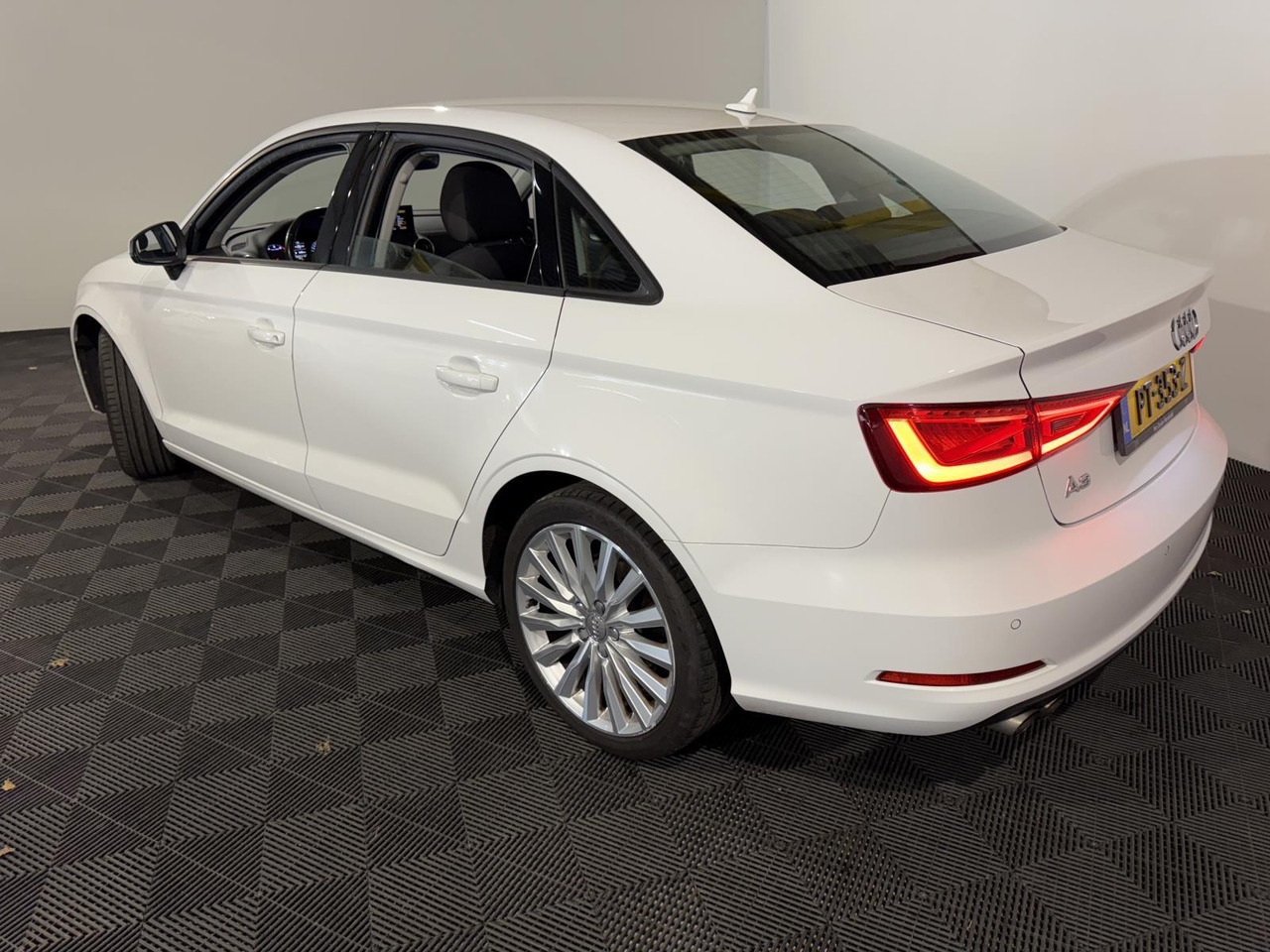 Audi | A3 Limousine | 1.4 TFSI Attraction Pro Line Plus Automaat | 2016 | 256.538 km | PT353Z | Geen oordeel - Sedã: foto 4 Audi | A3 Limousine | 1.4 TFSI Attraction Pro Line Plus Automaat | 2016 | 256.538 km | PT353Z | Geen oordeel - Sedã: foto 4