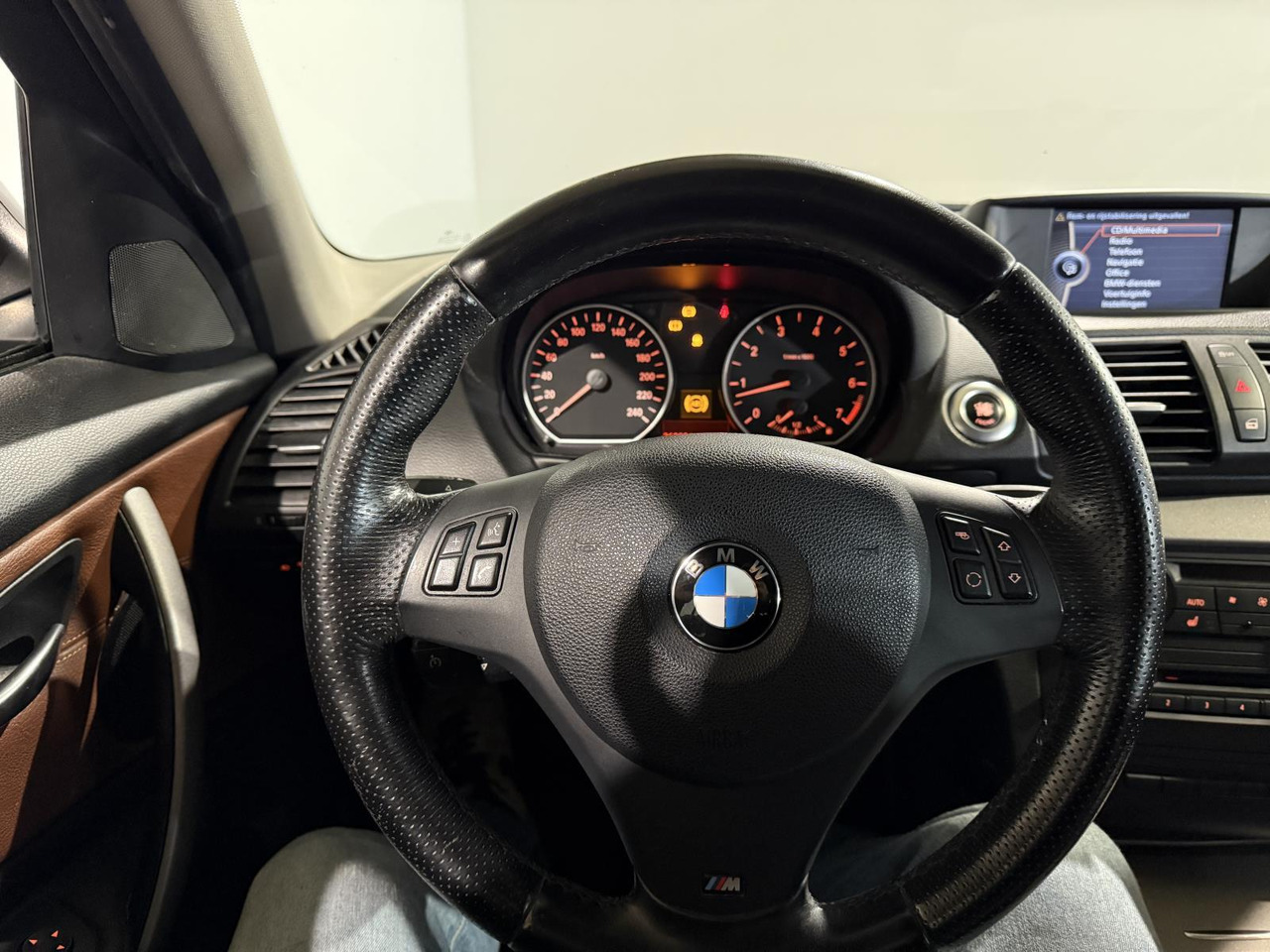 BMW | 1-serie | 116i EffDyn. Ed. Business Line Ultimate Edition | 2011 | 263.221 km | 05RHG5 | Logisch - Hatchback: foto 4 BMW | 1-serie | 116i EffDyn. Ed. Business Line Ultimate Edition | 2011 | 263.221 km | 05RHG5 | Logisch - Hatchback: foto 4