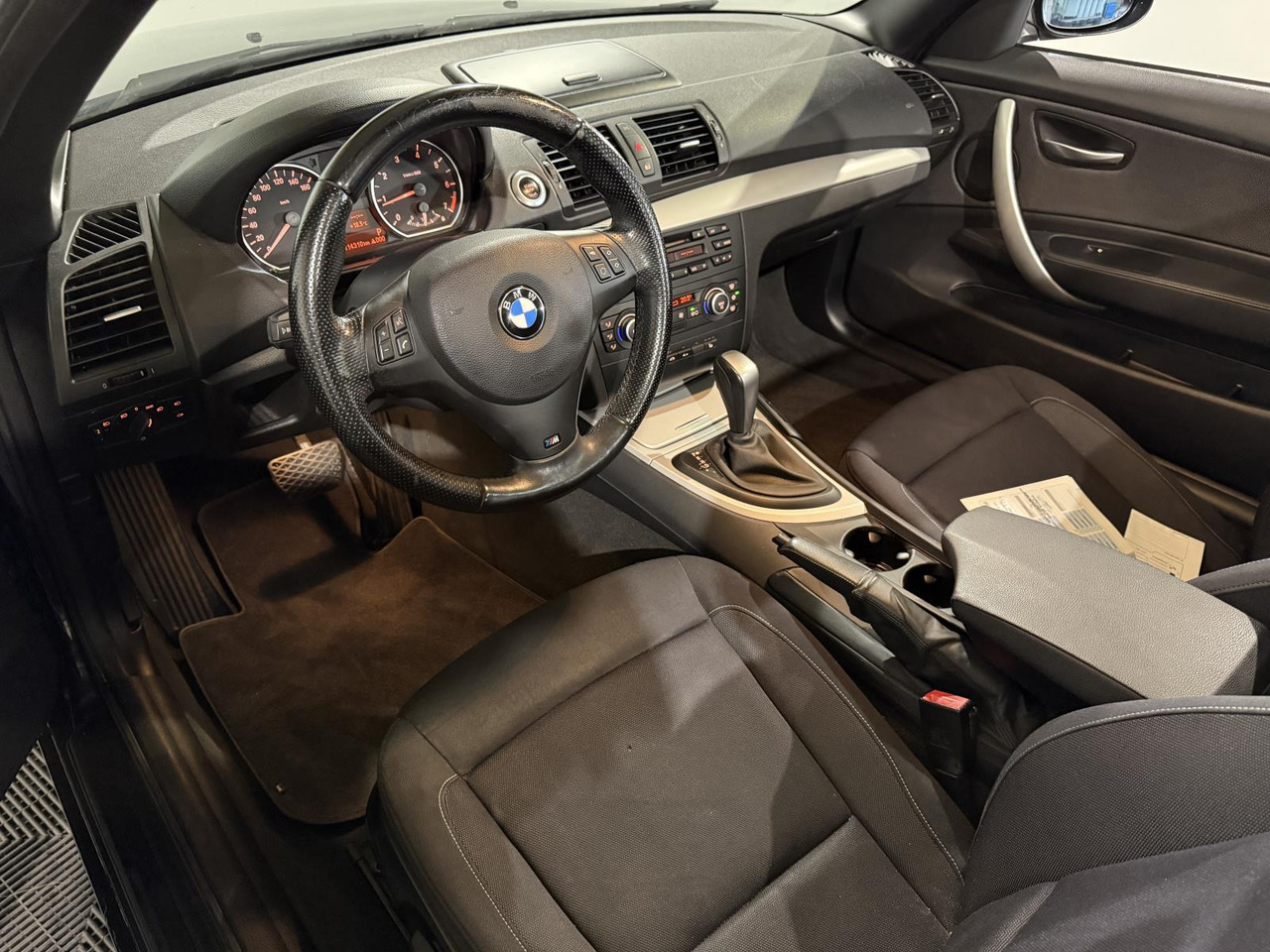 BMW | 1-serie Cabrio | 118i High Executive | 2009 | 114.310 km | 43HZT4 | Logisch - Automóvel: foto 3 BMW | 1-serie Cabrio | 118i High Executive | 2009 | 114.310 km | 43HZT4 | Logisch - Automóvel: foto 3