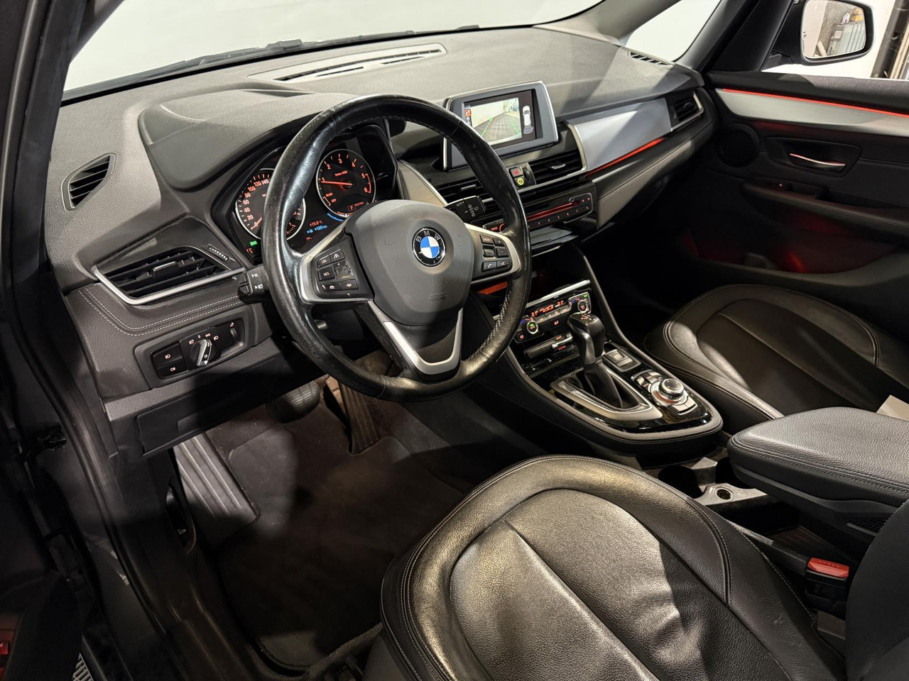 BMW | 2-serie Active Tourer | 218d Corporate Lease Luxury | 2015 | 223.959 km | HG351B | Logisch - Automóvel: foto 2 BMW | 2-serie Active Tourer | 218d Corporate Lease Luxury | 2015 | 223.959 km | HG351B | Logisch - Automóvel: foto 2
