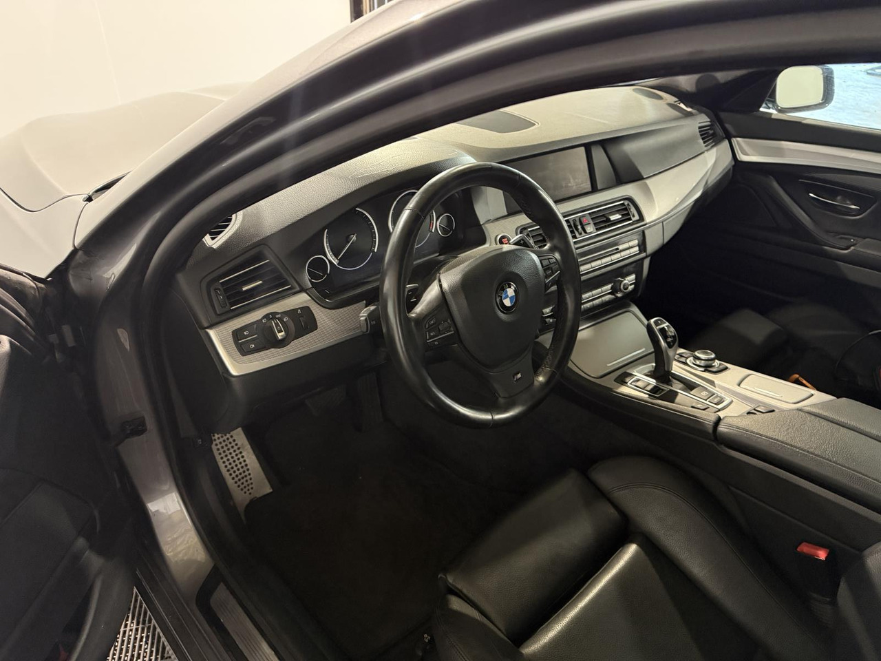 BMW | 5-serie | 520i High Executive | 2013 | 218.545 km | 46ZSF1 | Logisch - Sedã: foto 4 BMW | 5-serie | 520i High Executive | 2013 | 218.545 km | 46ZSF1 | Logisch - Sedã: foto 4