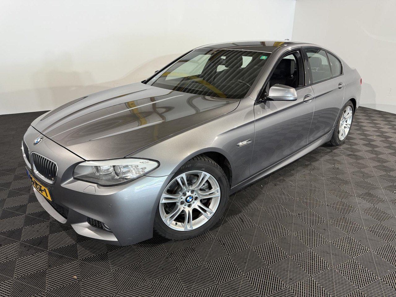 BMW | 5-serie | 520i High Executive | 2013 | 218.545 km | 46ZSF1 | Logisch - Sedã: foto 1 BMW | 5-serie | 520i High Executive | 2013 | 218.545 km | 46ZSF1 | Logisch - Sedã: foto 1