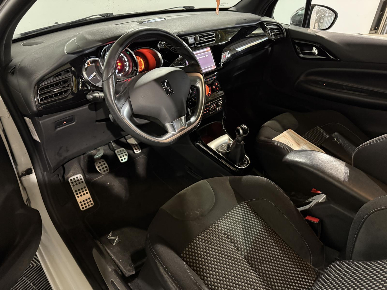 Citroen | DS3 | 1.6 So Chic | 2011 | 154.198 km | 98PFT8 | Logisch - Hatchback: foto 4 Citroen | DS3 | 1.6 So Chic | 2011 | 154.198 km | 98PFT8 | Logisch - Hatchback: foto 4