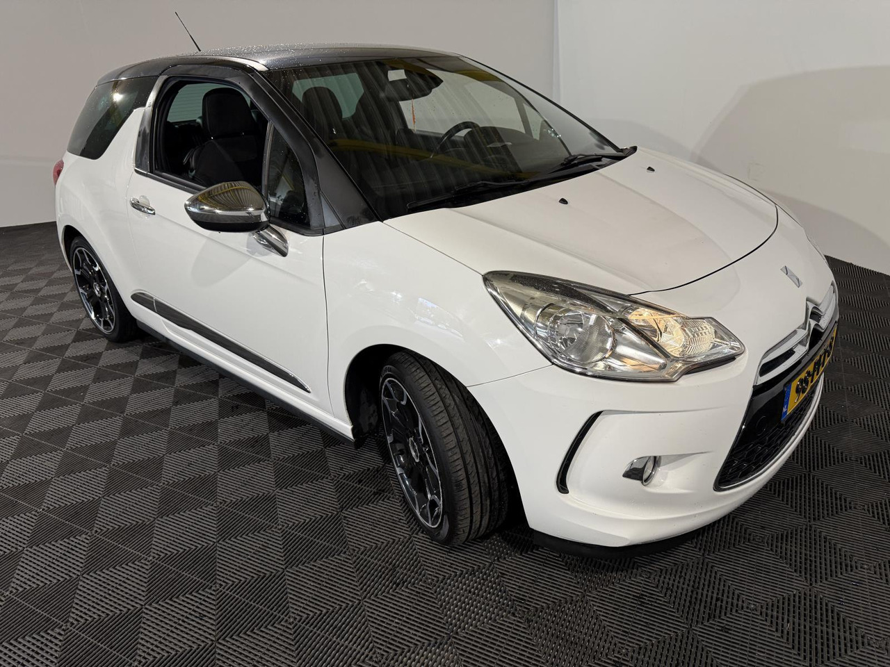 Citroen | DS3 | 1.6 So Chic | 2011 | 154.198 km | 98PFT8 | Logisch - Hatchback: foto 3 Citroen | DS3 | 1.6 So Chic | 2011 | 154.198 km | 98PFT8 | Logisch - Hatchback: foto 3