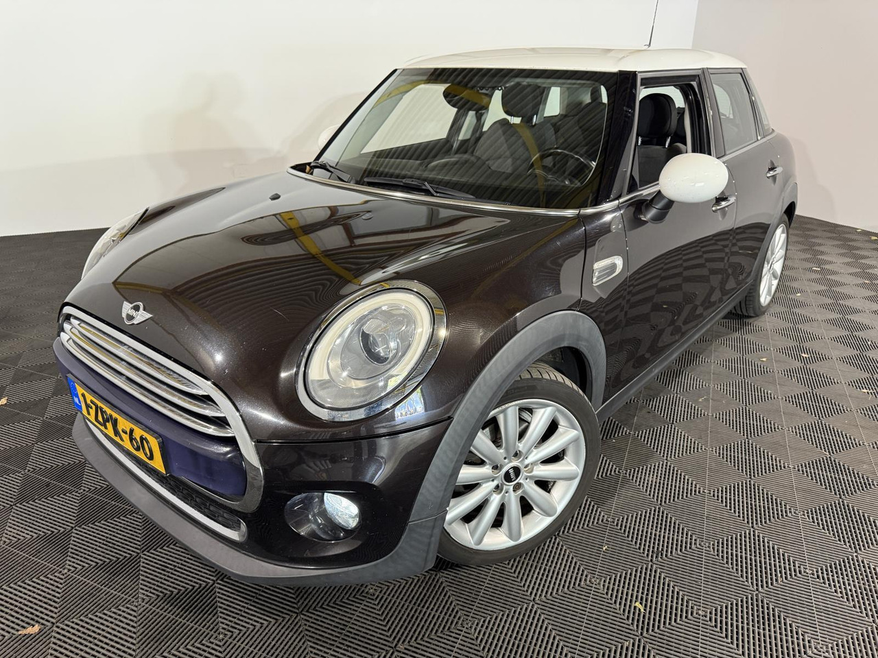 Mini | Mini | 1.5 Cooper Chili Business | 2015 | 201.355 km | 1ZPK60 | Logisch - Hatchback: foto 1 Mini | Mini | 1.5 Cooper Chili Business | 2015 | 201.355 km | 1ZPK60 | Logisch - Hatchback: foto 1