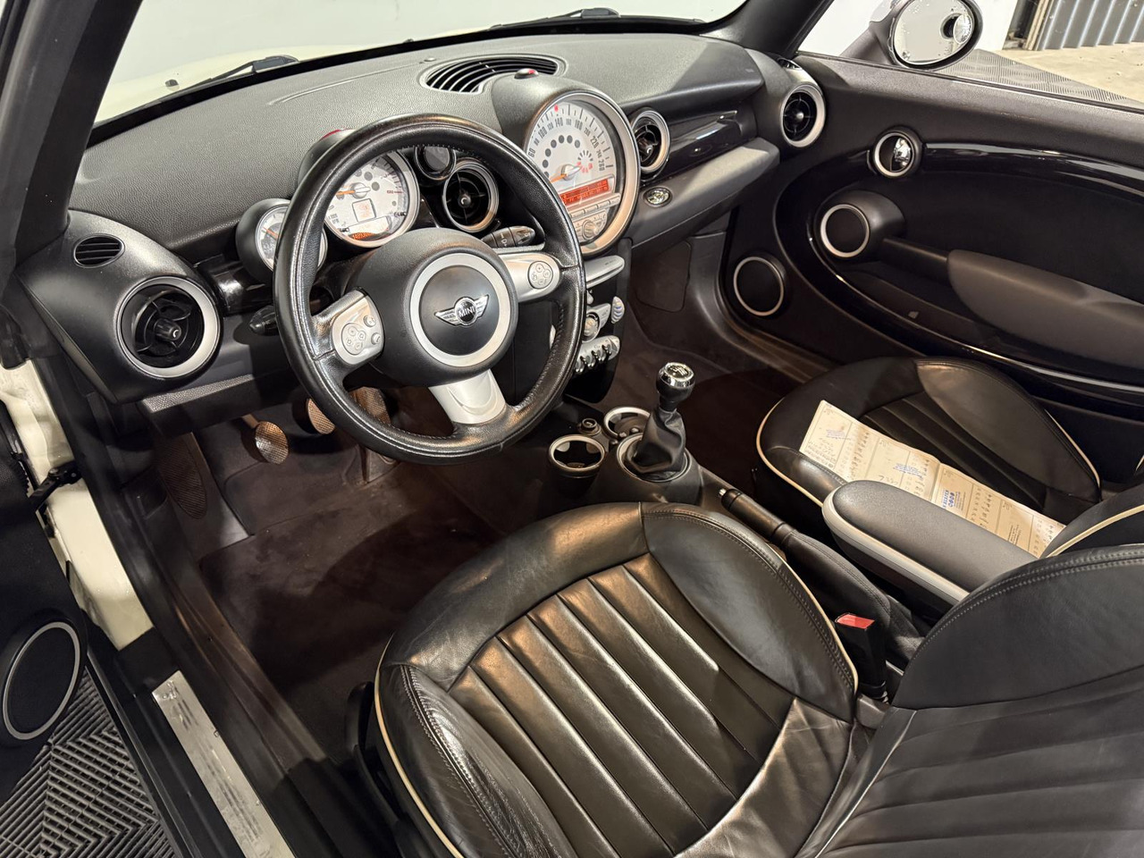 Mini | Mini Cabrio | 1.6 Cooper Chili | 2010 | 148.938 km | 92LHF2 | Logisch - Automóvel: foto 3 Mini | Mini Cabrio | 1.6 Cooper Chili | 2010 | 148.938 km | 92LHF2 | Logisch - Automóvel: foto 3