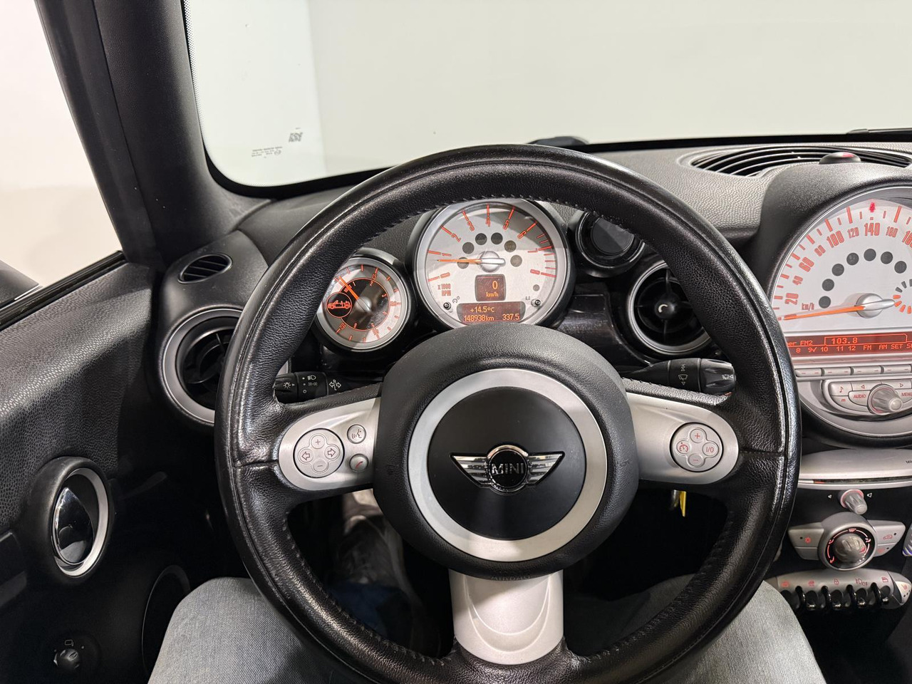 Mini | Mini Cabrio | 1.6 Cooper Chili | 2010 | 148.938 km | 92LHF2 | Logisch - Automóvel: foto 5 Mini | Mini Cabrio | 1.6 Cooper Chili | 2010 | 148.938 km | 92LHF2 | Logisch - Automóvel: foto 5