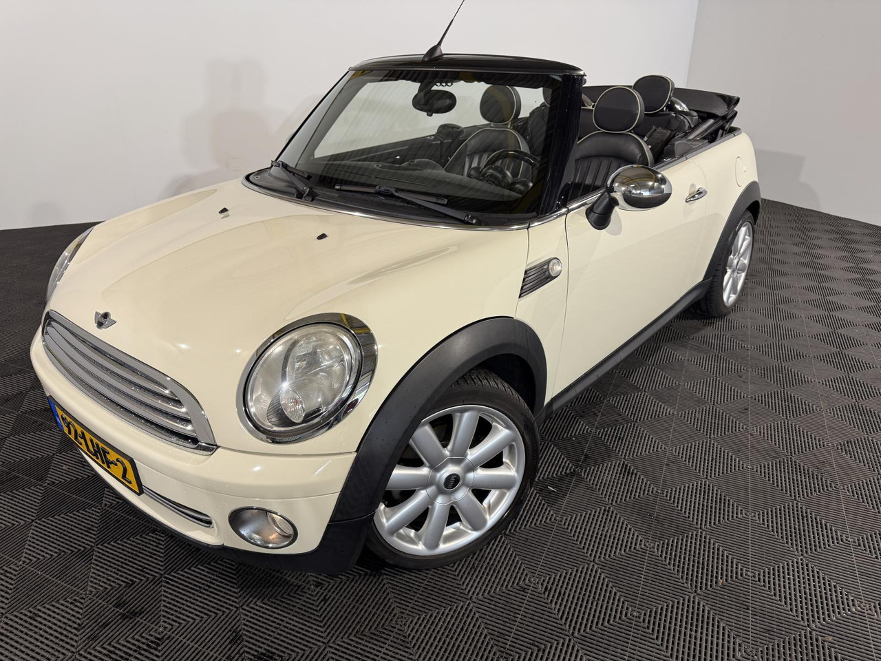 Mini | Mini Cabrio | 1.6 Cooper Chili | 2010 | 148.938 km | 92LHF2 | Logisch - Automóvel: foto 1 Mini | Mini Cabrio | 1.6 Cooper Chili | 2010 | 148.938 km | 92LHF2 | Logisch - Automóvel: foto 1