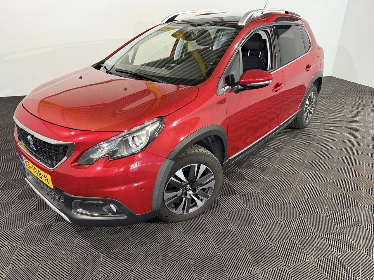 Peugeot 2008 1.2 PureTech Blue Lease Executive RF-108-N 141.645 km - Automóvel: foto 1 Peugeot 2008 1.2 PureTech Blue Lease Executive RF-108-N 141.645 km - Automóvel: foto 1