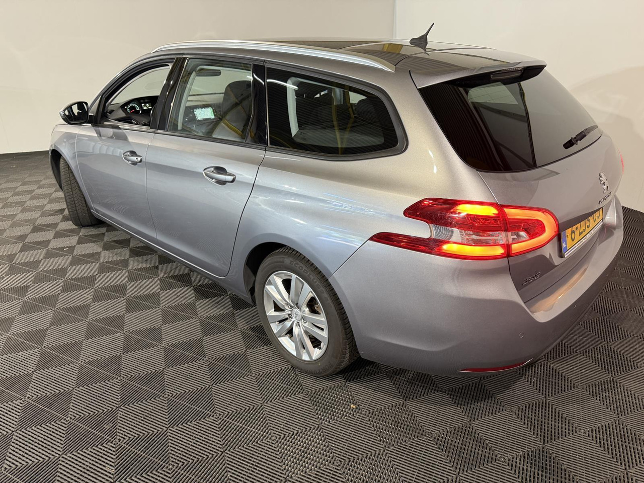 Peugeot | 308 SW | 1.2 e-THP Allure | 2015 | 158.352 km | 6ZJS05 | Logisch - Automóvel: foto 5 Peugeot | 308 SW | 1.2 e-THP Allure | 2015 | 158.352 km | 6ZJS05 | Logisch - Automóvel: foto 5