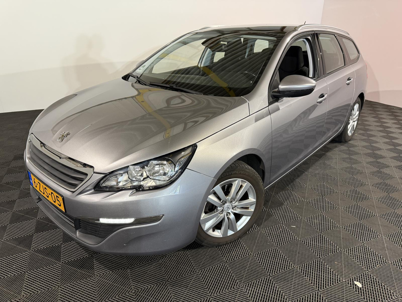 Peugeot | 308 SW | 1.2 e-THP Allure | 2015 | 158.352 km | 6ZJS05 | Logisch - Automóvel: foto 1 Peugeot | 308 SW | 1.2 e-THP Allure | 2015 | 158.352 km | 6ZJS05 | Logisch - Automóvel: foto 1