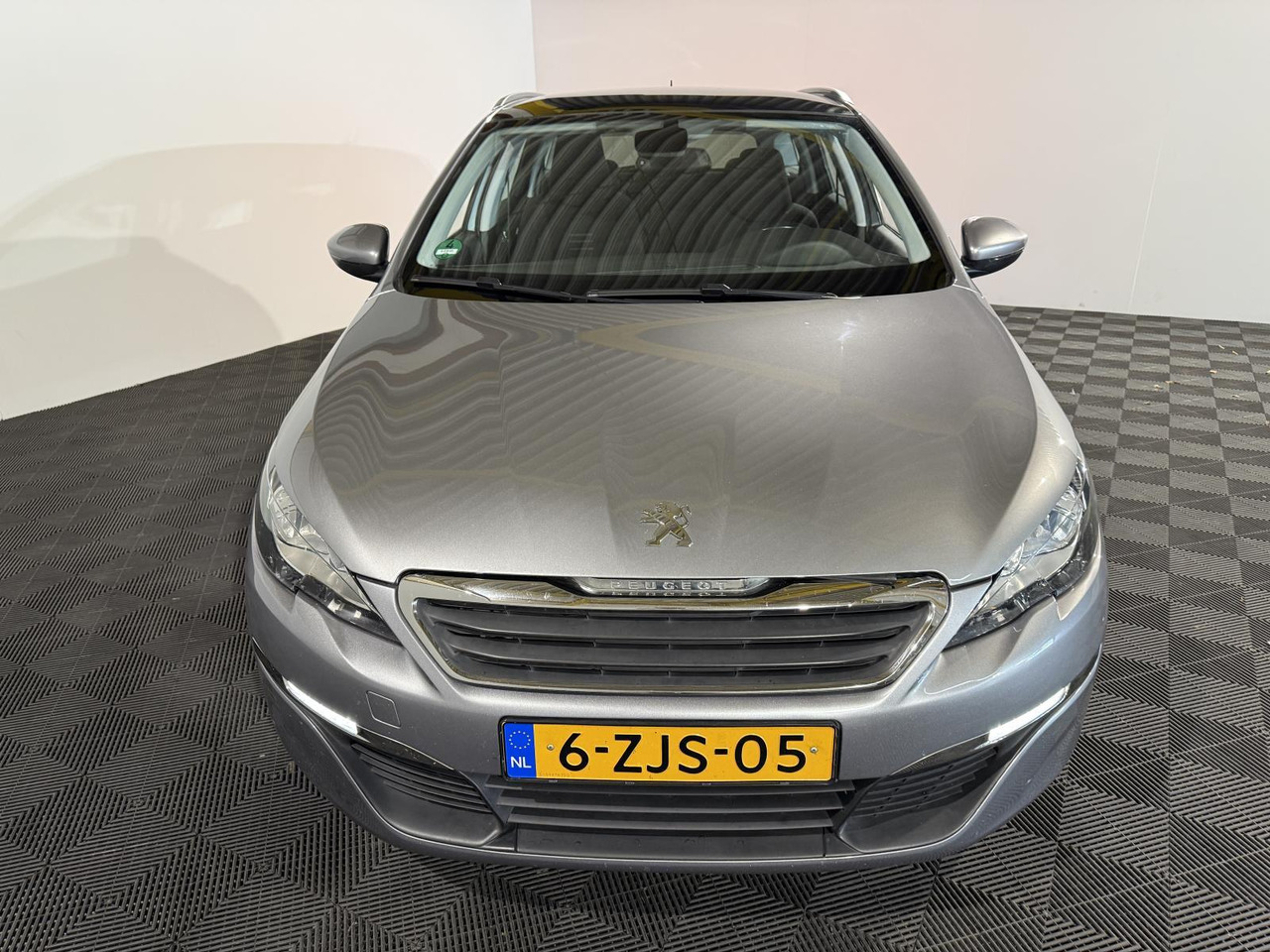 Peugeot | 308 SW | 1.2 e-THP Allure | 2015 | 158.352 km | 6ZJS05 | Logisch - Automóvel: foto 4 Peugeot | 308 SW | 1.2 e-THP Allure | 2015 | 158.352 km | 6ZJS05 | Logisch - Automóvel: foto 4