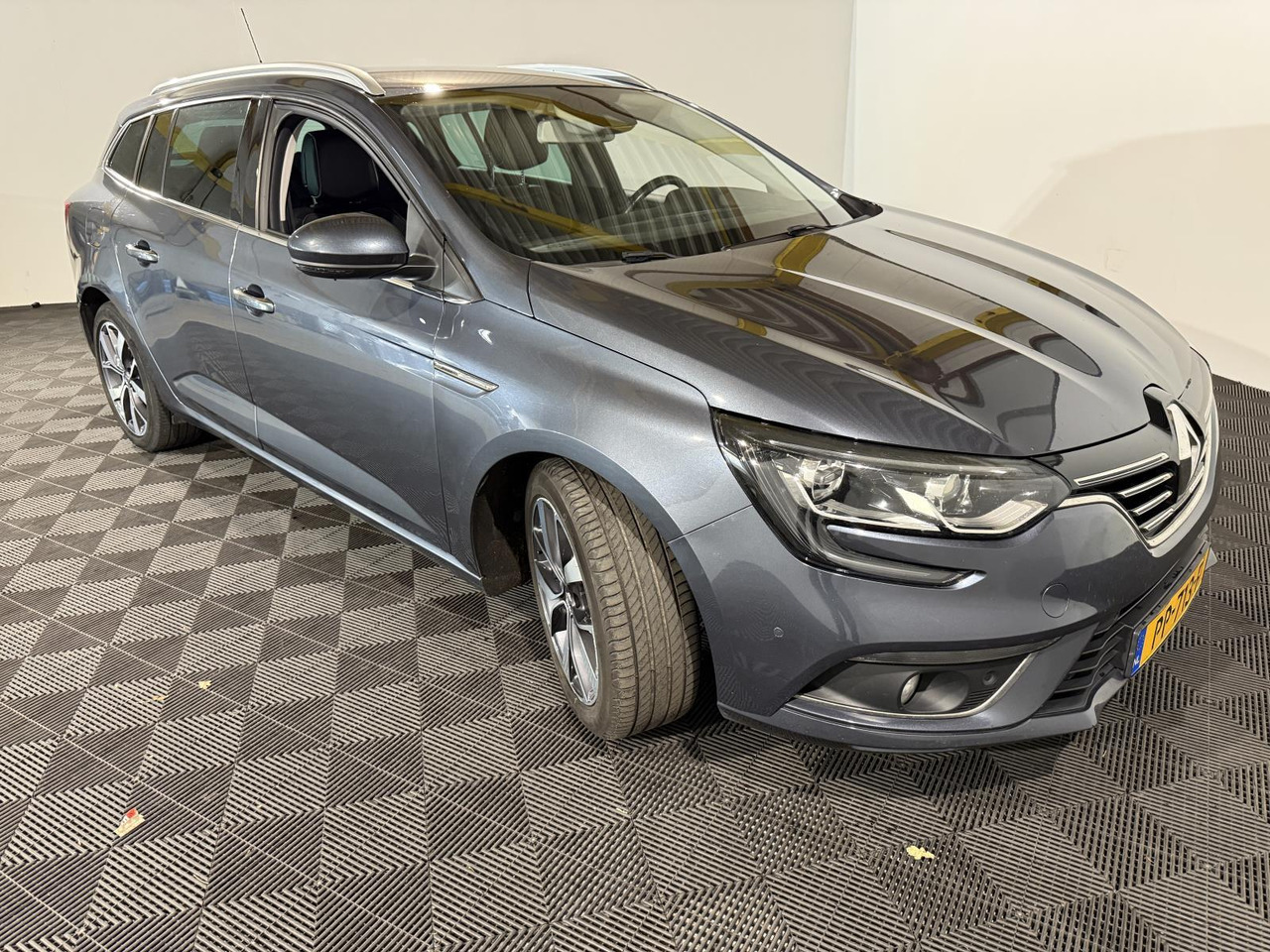 Renault | Mégane Estate | 1.2 TCe Bose | 2017 | 197.462 km | PP713F | Logisch - Automóvel: foto 2 Renault | Mégane Estate | 1.2 TCe Bose | 2017 | 197.462 km | PP713F | Logisch - Automóvel: foto 2