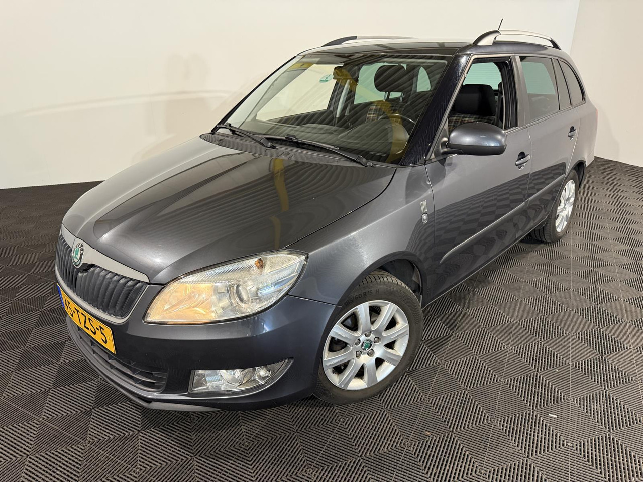 Skoda | Fabia Combi | 1.2 TSI Style | 2012 | 178.890 km | 45TZS5 | Logisch - Automóvel: foto 1 Skoda | Fabia Combi | 1.2 TSI Style | 2012 | 178.890 km | 45TZS5 | Logisch - Automóvel: foto 1