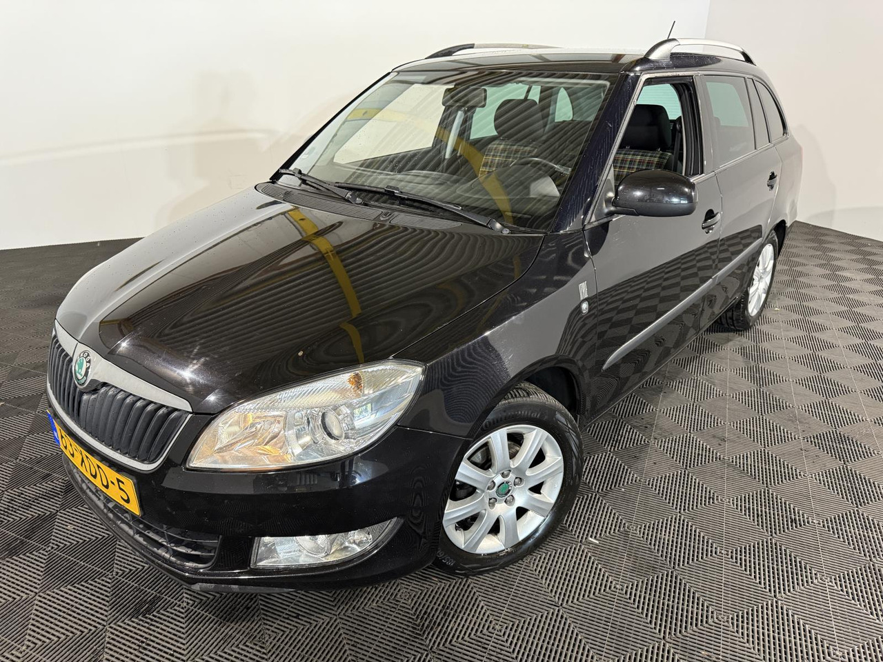 Skoda | Fabia Combi | 1.2 TSI Style | 2012 | 249.974 km | 63XDD5 | Logisch - Automóvel: foto 1 Skoda | Fabia Combi | 1.2 TSI Style | 2012 | 249.974 km | 63XDD5 | Logisch - Automóvel: foto 1