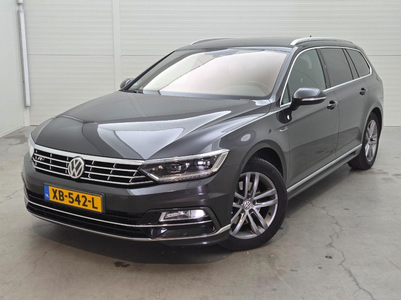 Volkswagen Passat Variant 1.6 TDI Highline Business R | 2018 | 179.613 km | Automaat | XB542L | NAP: Logisch - Automóvel: foto 1 Volkswagen Passat Variant 1.6 TDI Highline Business R | 2018 | 179.613 km | Automaat | XB542L | NAP: Logisch - Automóvel: foto 1