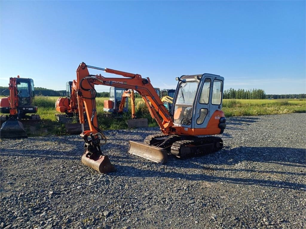 Hitachi EX35 kauhan kallistajalla - Mini escavadeira: foto 1 Hitachi EX35 kauhan kallistajalla - Mini escavadeira: foto 1