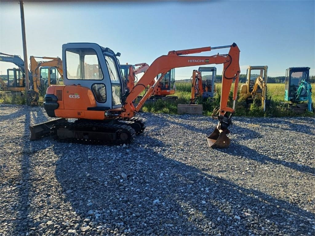 Hitachi EX35 kauhan kallistajalla - Mini escavadeira: foto 4 Hitachi EX35 kauhan kallistajalla - Mini escavadeira: foto 4