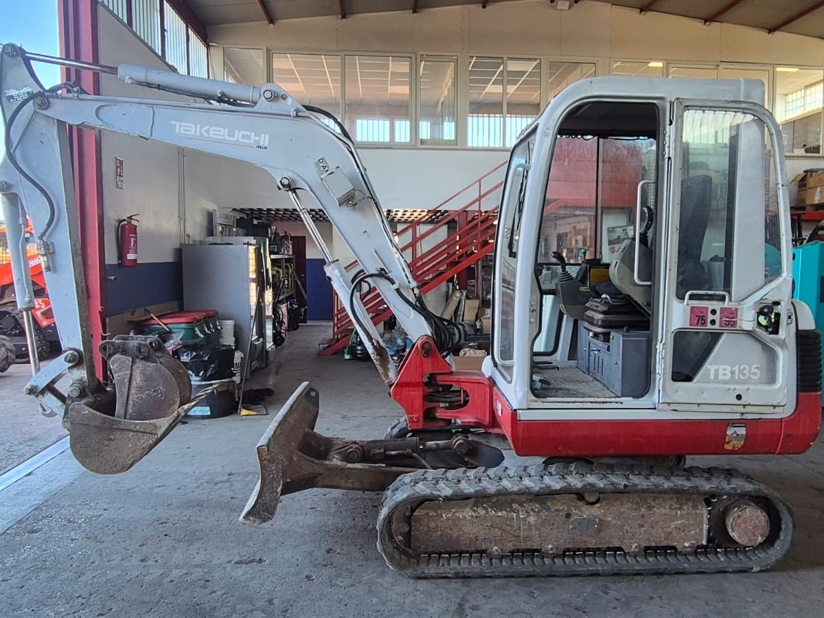 TAKEUCHI TB135 - Mini escavadeira: foto 4 TAKEUCHI TB135 - Mini escavadeira: foto 4