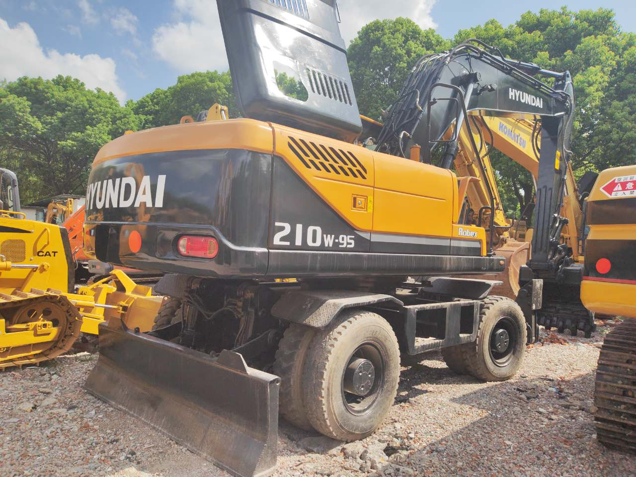 HYUNDAI R210W-9 - Escavadeira de rodas: foto 1 HYUNDAI R210W-9 - Escavadeira de rodas: foto 1