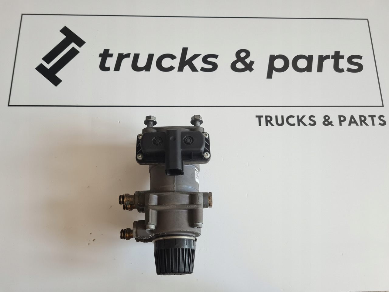 KNORR-BREMSE ZAWÓR GŁÓWNY HAMULCOWY POD PEDAŁ FORD F-MAX 500 TRUCKS EURO 6 CARGO - Peças de freio de Caminhão: foto 1 KNORR-BREMSE ZAWÓR GŁÓWNY HAMULCOWY POD PEDAŁ FORD F-MAX 500 TRUCKS EURO 6 CARGO - Peças de freio de Caminhão: foto 1